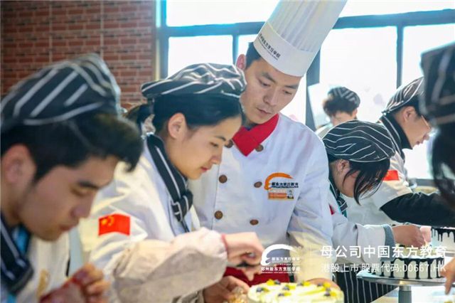PG电子游戏郑州新东方：郑州厨师学校哪家好 选什么专业发展前景好？(图1)